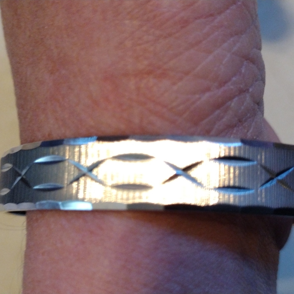 Monet, beautiful faux silver bracelet. - Picture 2 of 5